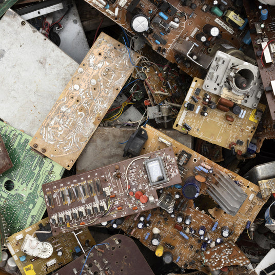 Basura electrónica apilada