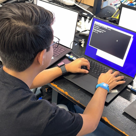Técnico tecnobyte trabajando en un equipo