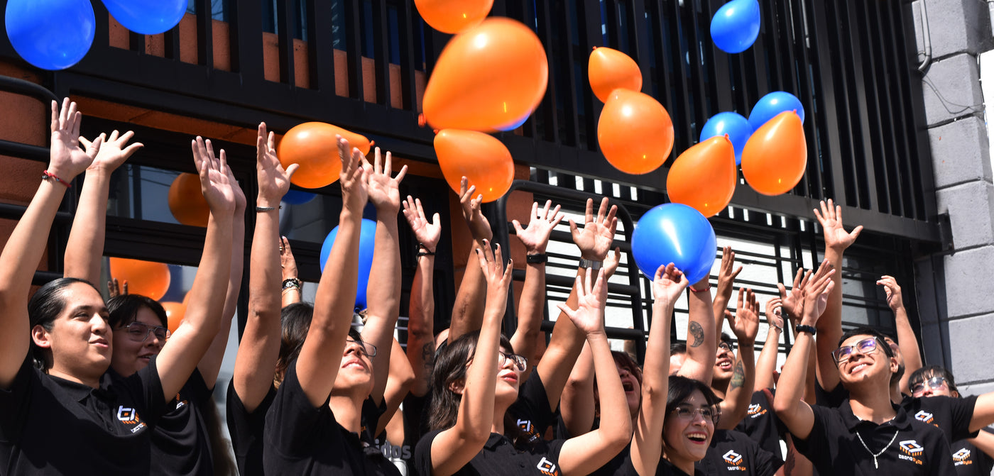 Equipo tecnobyte lanzando globos en conmemoración al octavo aniversario