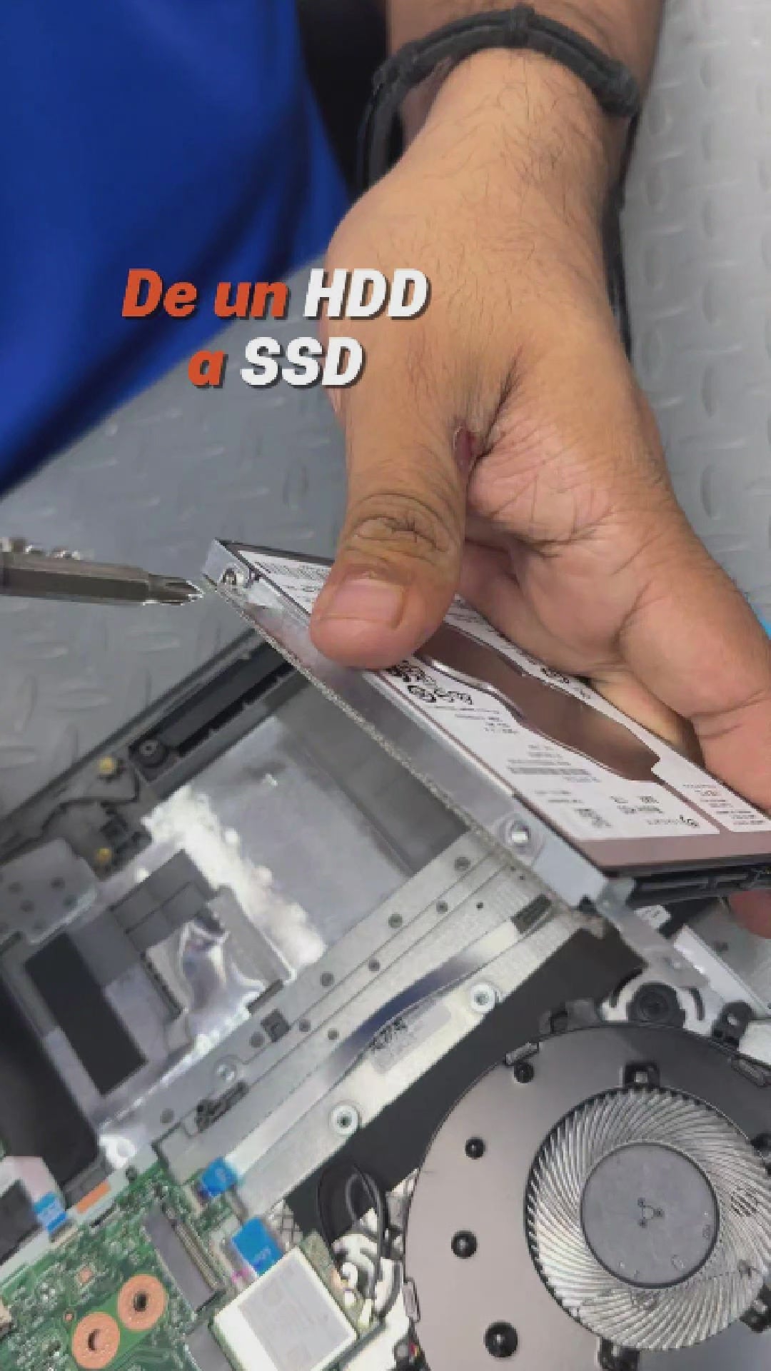 Procedimiento de un técnico tecnobyte  para cambiar un  disco duro mecánico a un ssd, además de limpieza y cambio de pasta térmica.