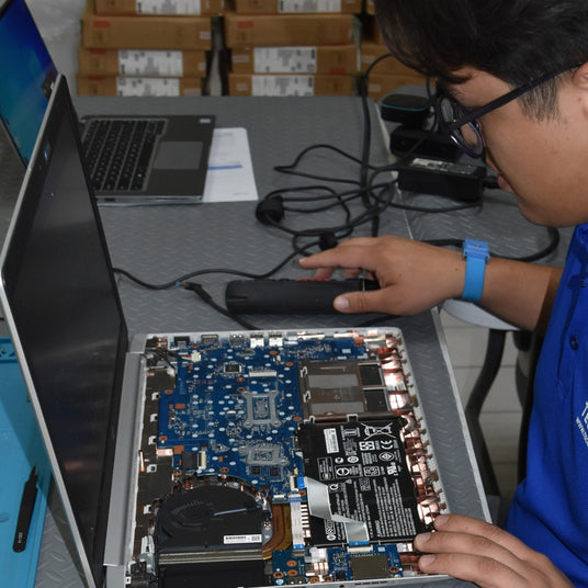 Un técnico tecnobyte dándole mantenimiento a una laptop